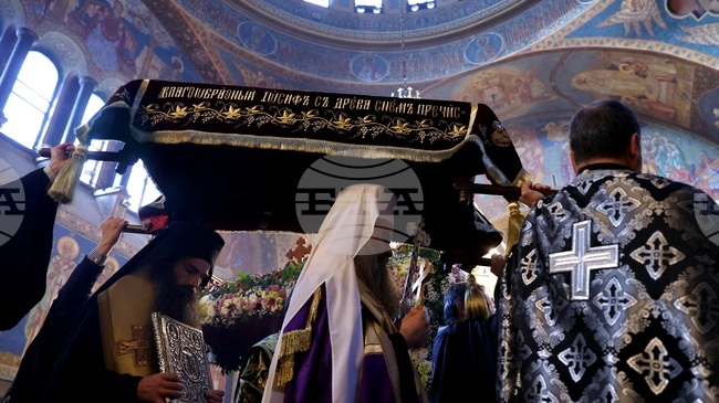 Страданията и разпъването на кръста на Христос бяха припомнени на миряните на Велики петък от Страстната седмица