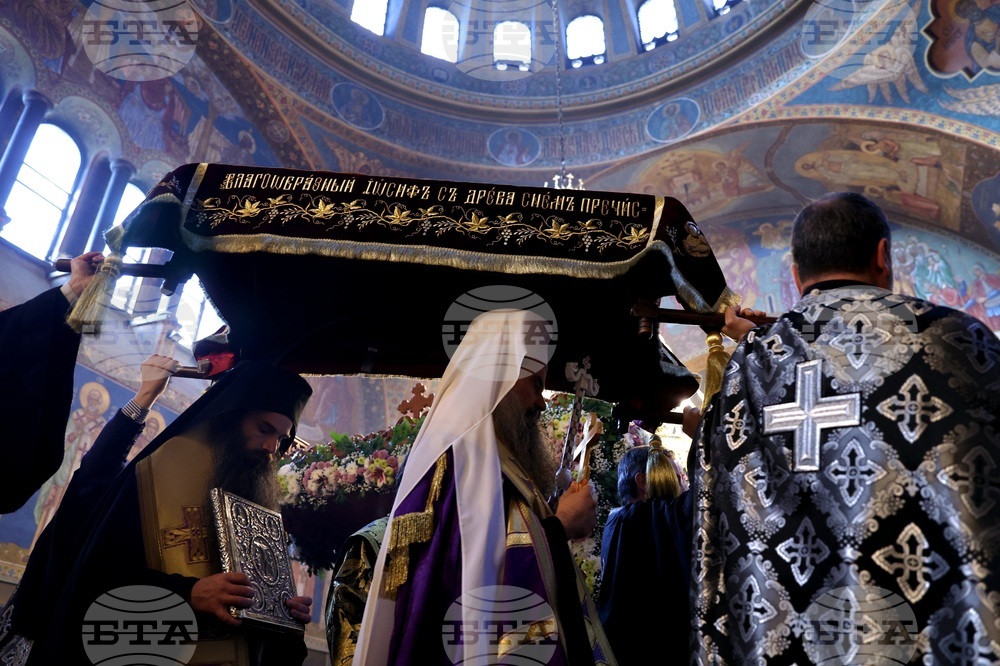 Страданията и разпъването на кръста на Христос бяха припомнени на миряните на Велики петък от Страстната седмица