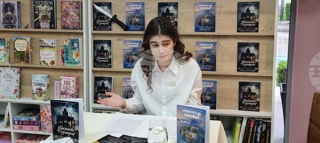 Някои истории чакат да бъдат намерени, каза младата авторка Еми Стрезова, която представи творчеството си в Силистра