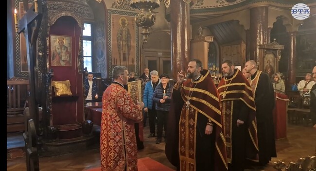 Миряни изпълниха митрополитския храм „Св. Димитър“ в Стара Загора, за да минат под светата плащаница