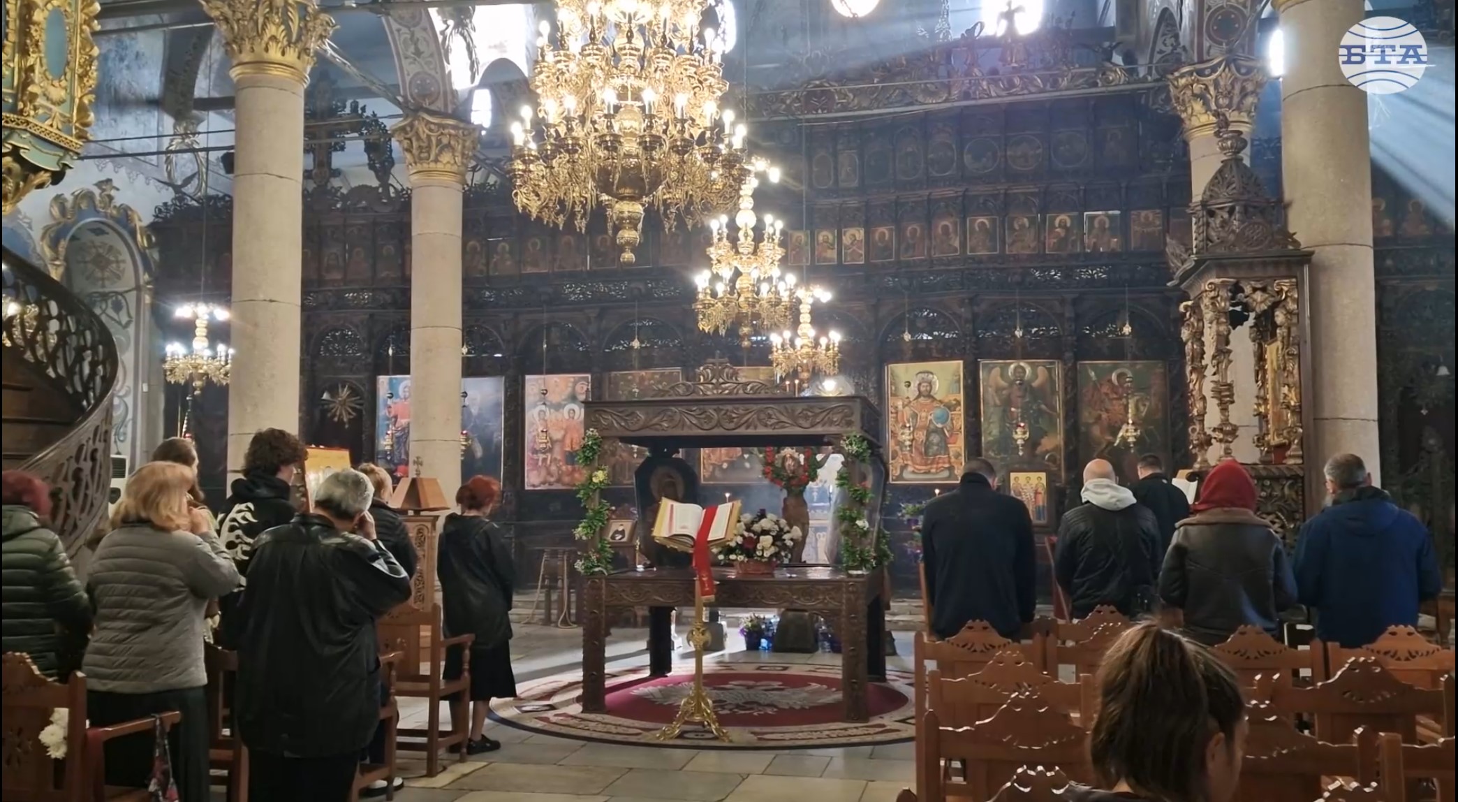 Миряни се поклониха пред Христовата плащаница в катедралния храм "Свето успение Богородично" в Пазарджик