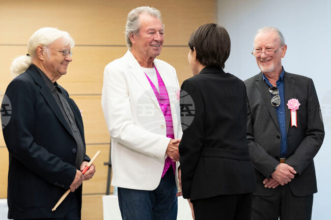 Музикантите от „Дийп пърпъл" се срещнаха с японския премиер Санае Такаичи в Токио