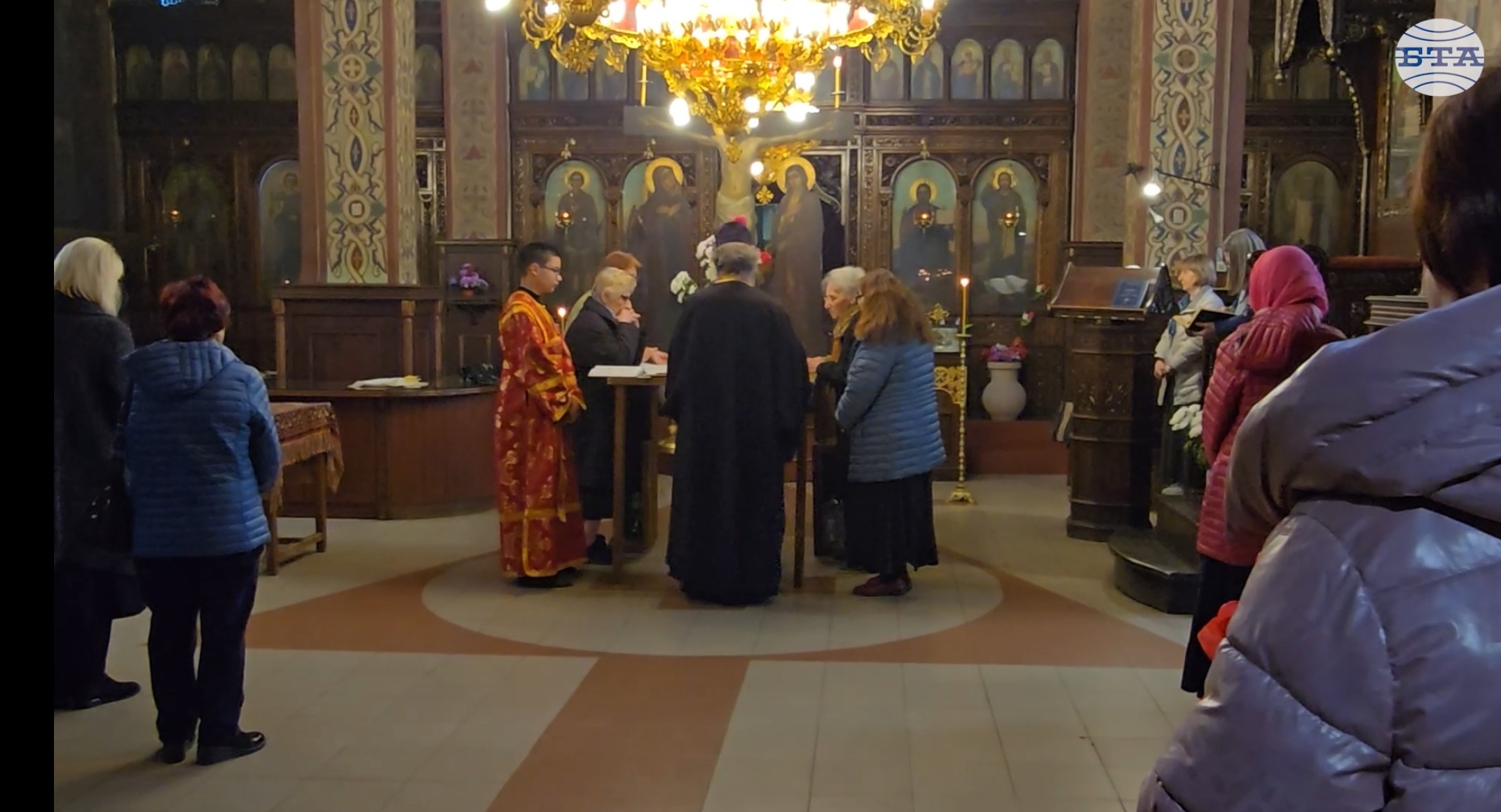 Преминавайки под плащаницата, човек трябва да премине през страданията, каза отец Петър Гарена в Кърджали