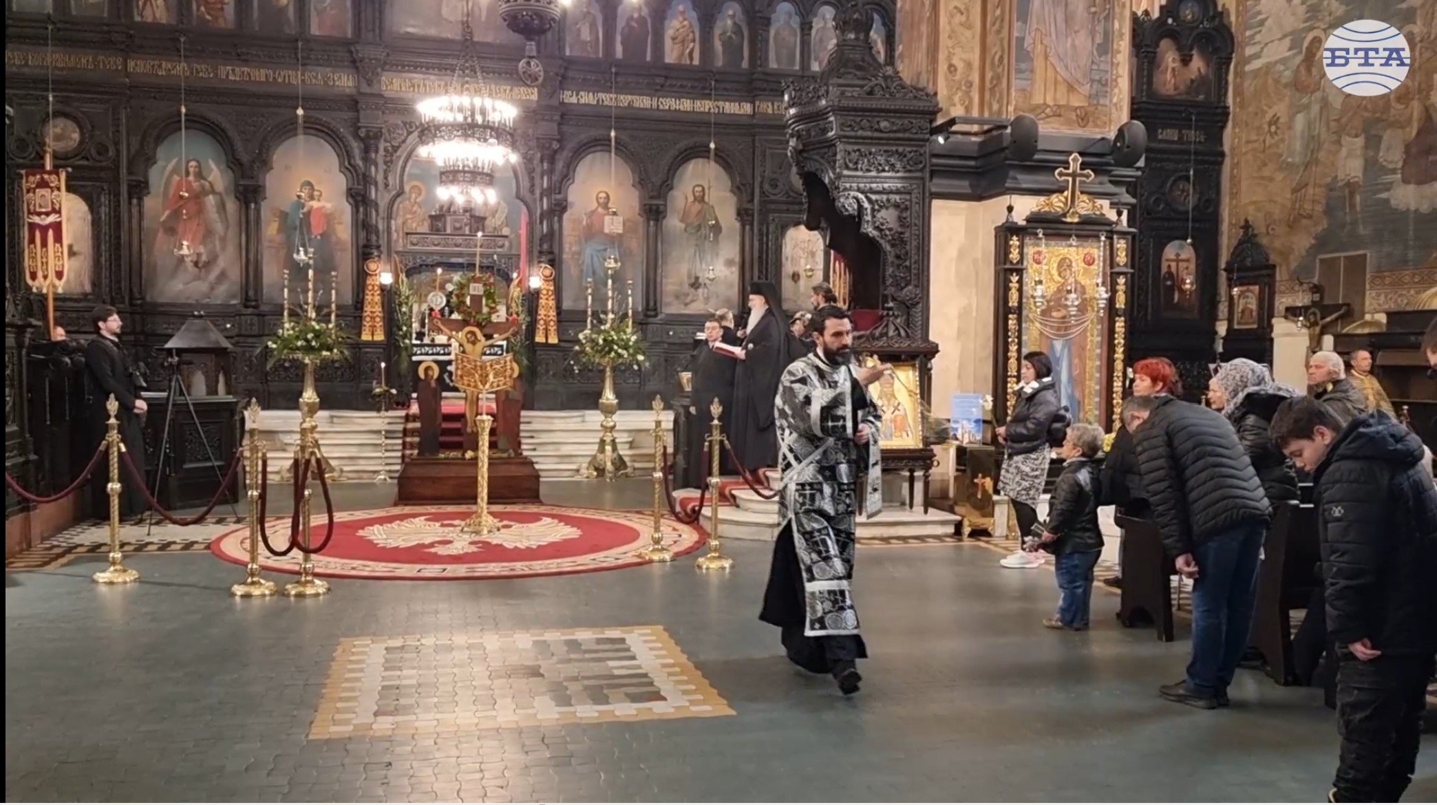 Варненският митрополит Йоан отслужи последованието за Царските часове и участва в изнасянето на светата плащаница на Велики петък