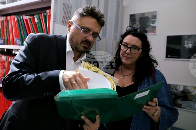 Бетани Хюз - посещение в архивите на БТА