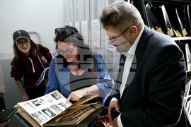 Бетани Хюз - посещение в архивите на БТА