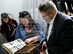 Бетани Хюз - посещение в архивите на БТА