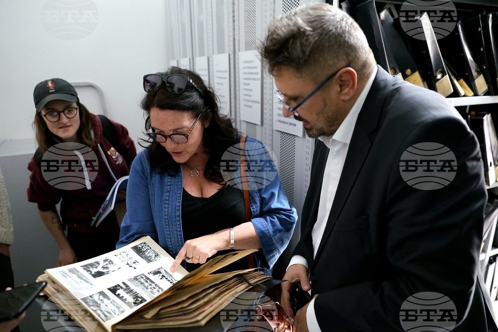 Бетани Хюз - посещение в архивите на БТА