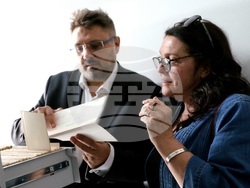 Бетани Хюз - посещение в архивите на БТА