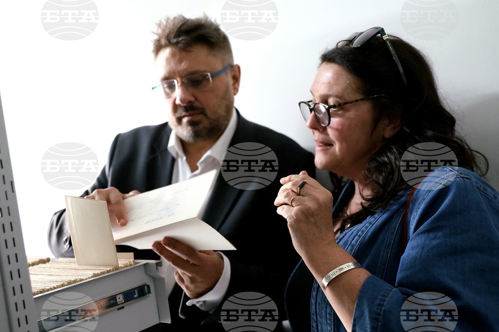 Бетани Хюз - посещение в архивите на БТА