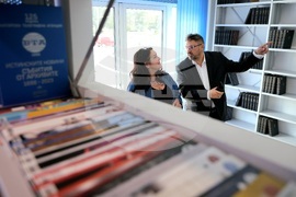 Бетани Хюз - посещение в архивите на БТА