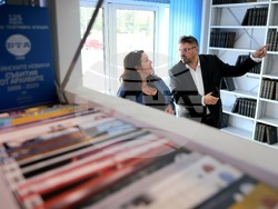 Бетани Хюз - посещение в архивите на БТА