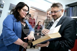 Бетани Хюз - посещение в архивите на БТА