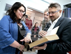 Бетани Хюз - посещение в архивите на БТА