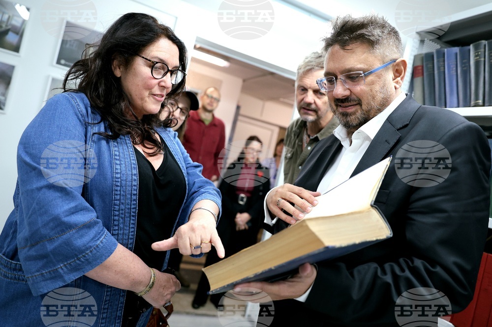 Бетани Хюз - посещение в архивите на БТА