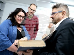 Бетани Хюз - посещение в архивите на БТА