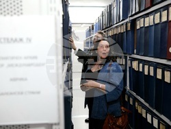 Бетани Хюз - посещение в архивите на БТА