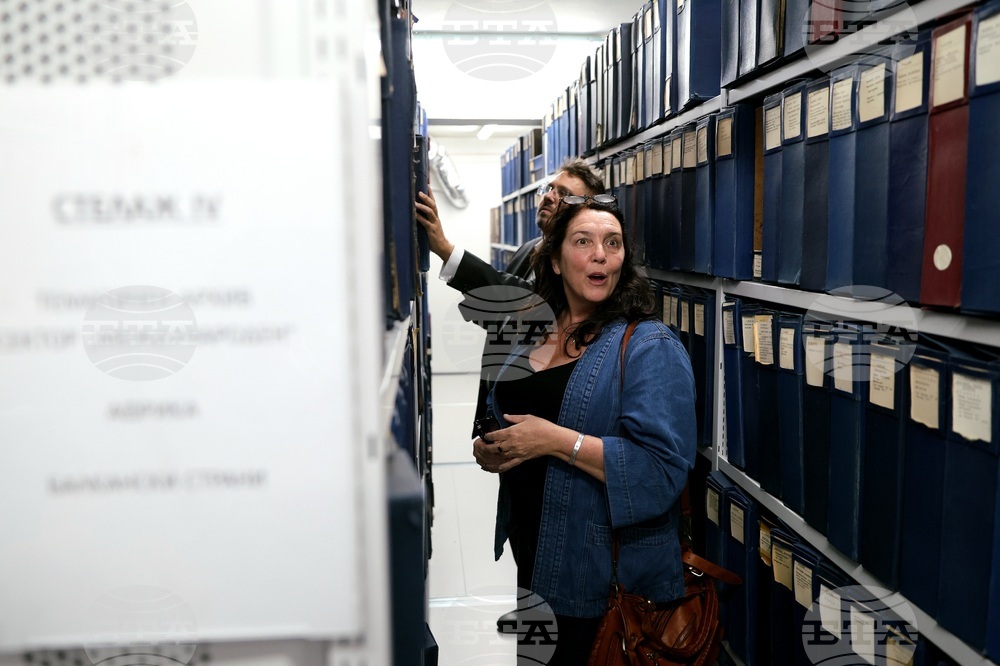 Бетани Хюз - посещение в архивите на БТА