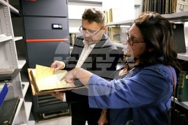 Бетани Хюз - посещение в архивите на БТА