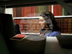 Бетани Хюз - посещение в архивите на БТА