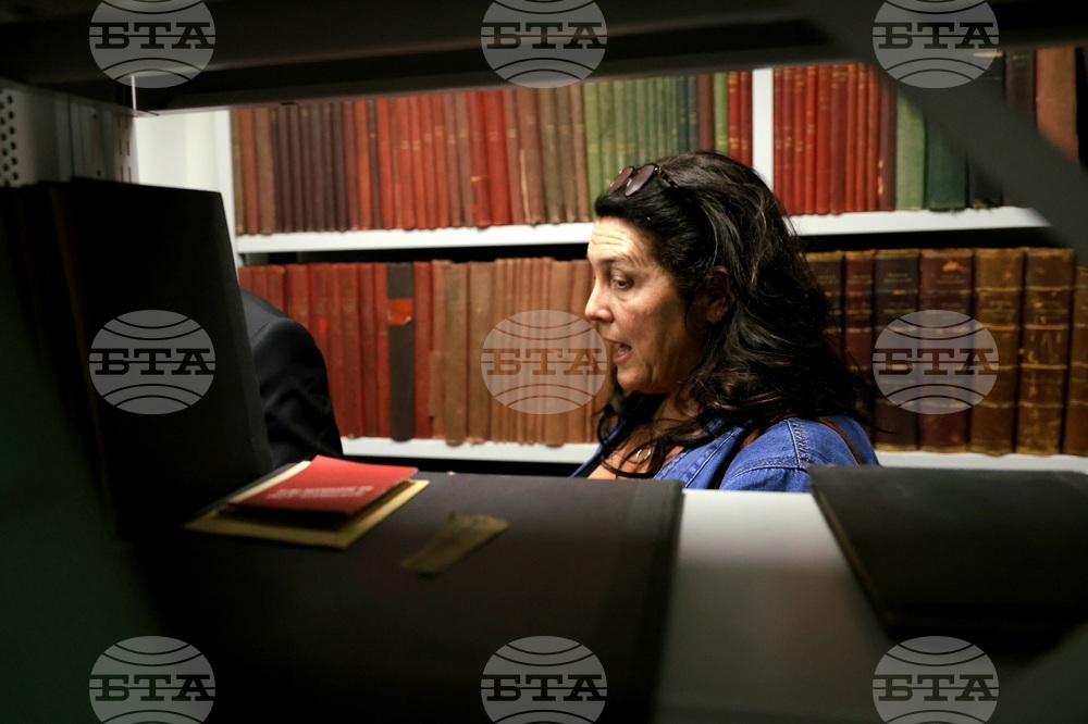 Бетани Хюз - посещение в архивите на БТА