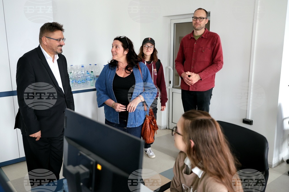 Бетани Хюз - посещение в архивите на БТА