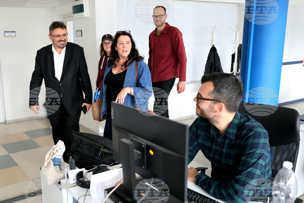 Бетани Хюз - посещение в архивите на БТА