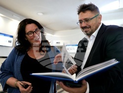 Бетани Хюз - посещение в архивите на БТА