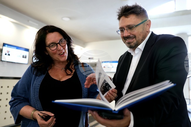 Бетани Хюз - посещение в архивите на БТА