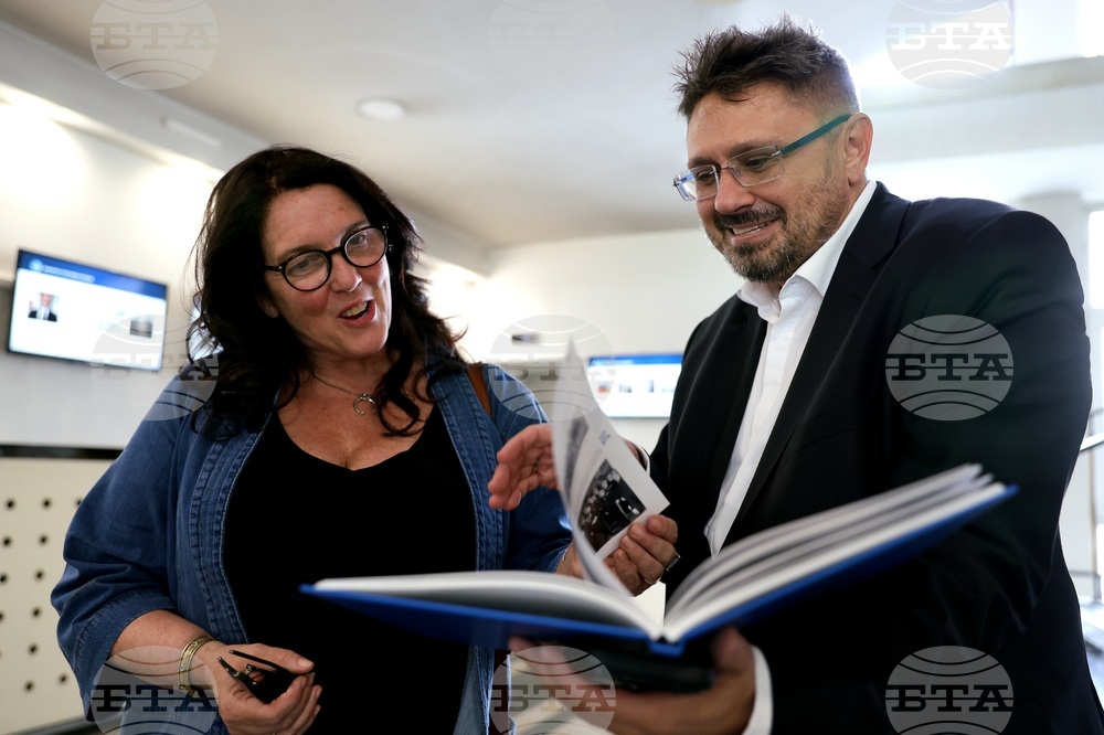 Бетани Хюз - посещение в архивите на БТА