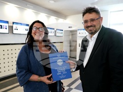 Бетани Хюз - посещение в архивите на БТА