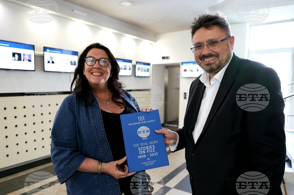 Бетани Хюз - посещение в архивите на БТА