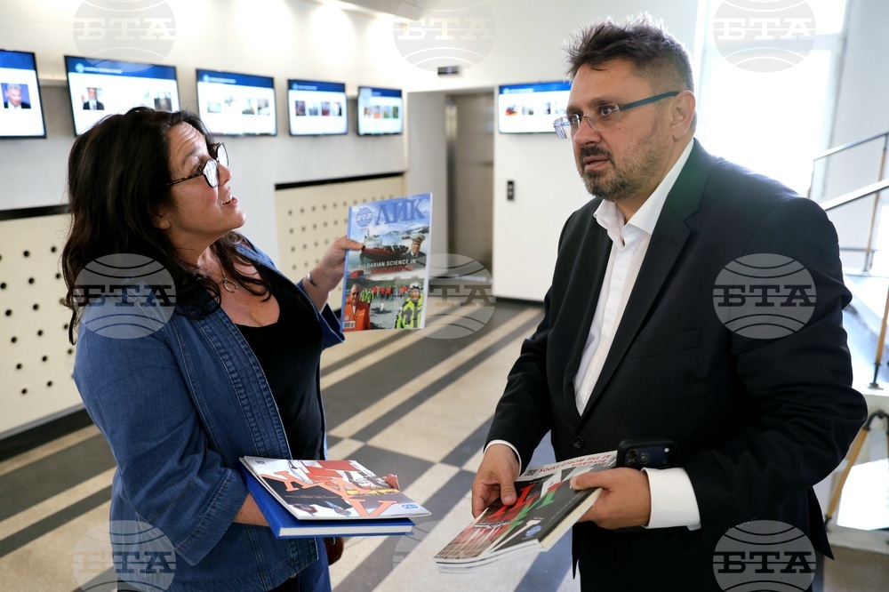 Бетани Хюз - посещение в архивите на БТА