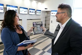 Бетани Хюз - посещение в архивите на БТА