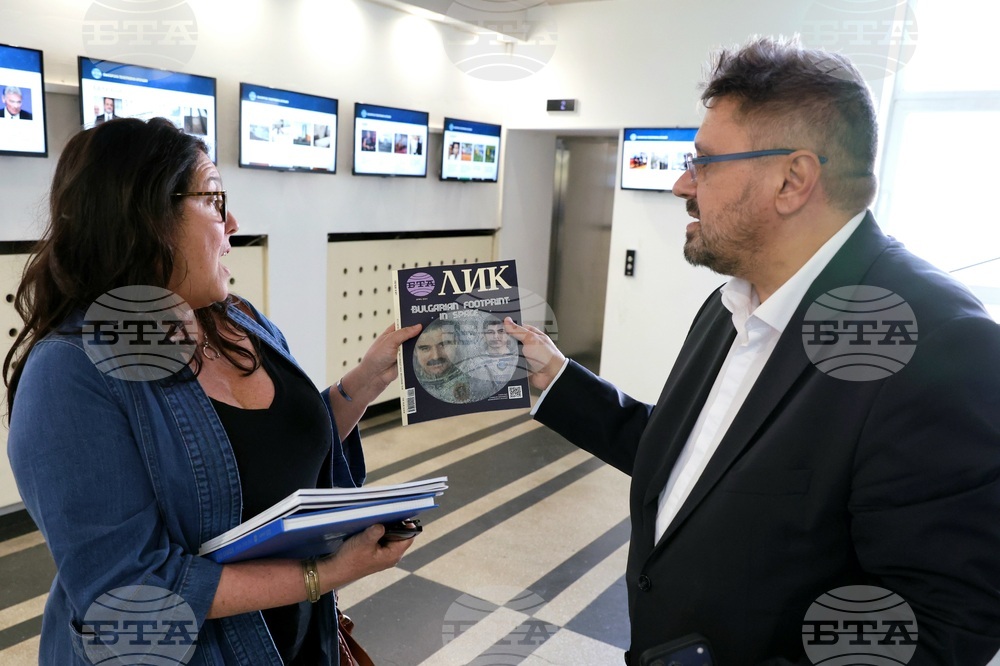 Бетани Хюз - посещение в архивите на БТА