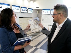 Бетани Хюз - посещение в архивите на БТА