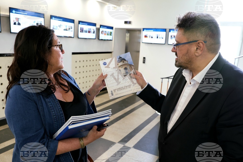 Бетани Хюз - посещение в архивите на БТА