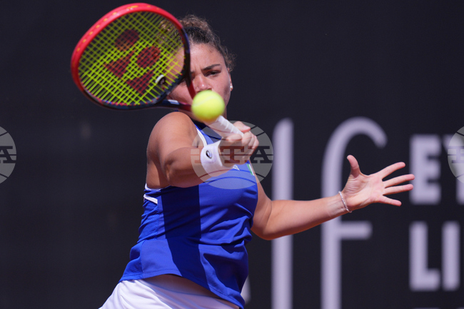 Шампионът Италия е съвсем близо до класиране за финалите на отборния турнир по тенис „Били Джийн Кинг къп“