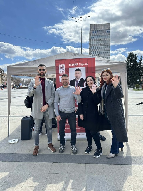 Водачът на листата на „БСП – Обединена левица“ Иво Ангелов организира великденска работилница в центъра на Перник