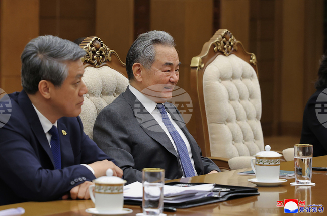 Подновяването на американско-иранските преговори е приоритетна цел, заяви китайският външен министър 