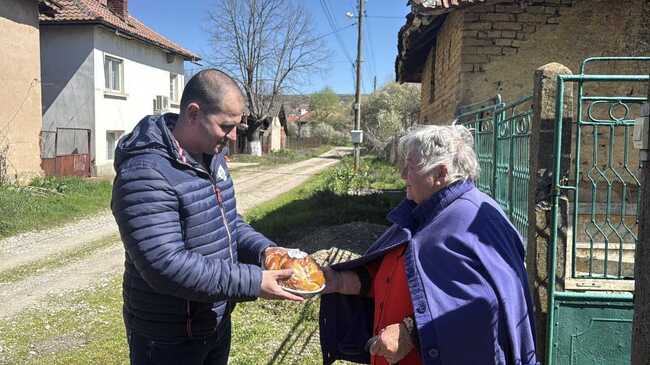 Кандидати на „Прогресивна България” дариха великденски козунаци на нуждаещи се във Врачанско