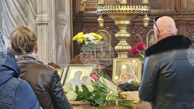 Започна поклонението към народната певица Янка Рупкина в Бургас