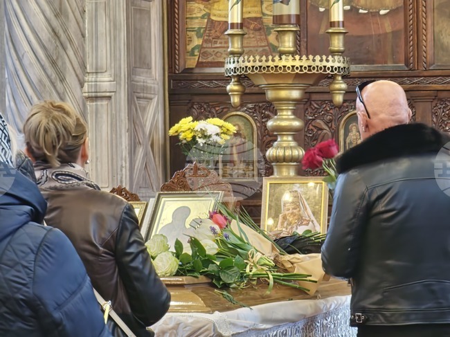 Започна поклонението пред народната певица Янка Рупкина в Бургас