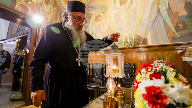 Свещенослужители могат да вземат Благодатния огън от Синодалния параклис „Св. цар Борис-Михаил“ и да го занесат на вечерното богослужение 