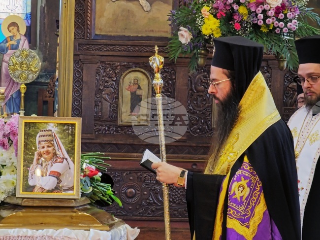 Сливенският митрополит Арсений отслужи опелото на народната певица Янка Рупкина и я нарече „велика българска душа“