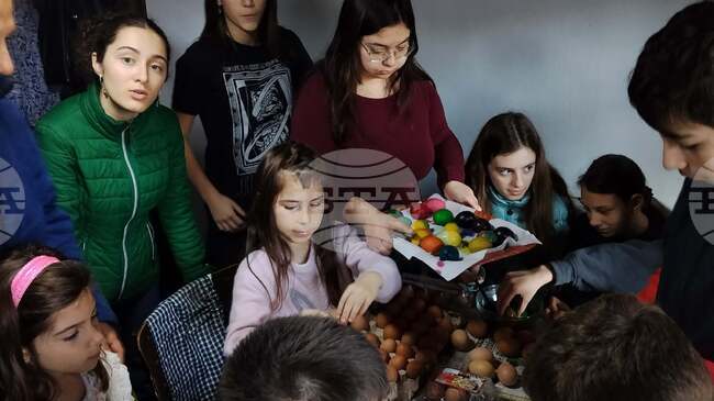 В навечерието на Възкресение Христово деца от неделното училище в Търговище подредиха тематична изложба и боядисаха яйца