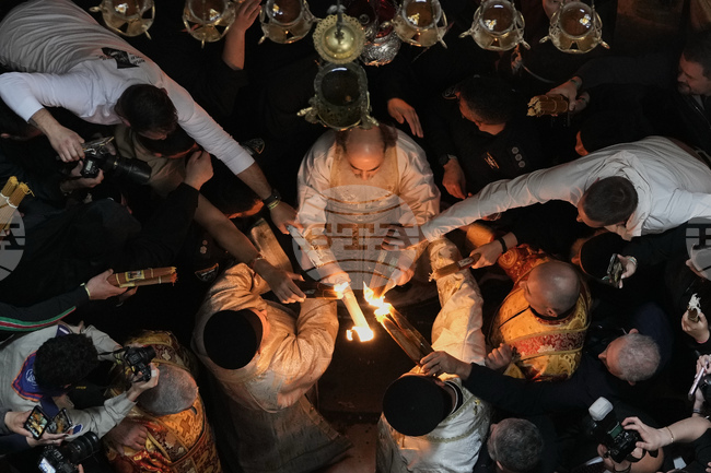 Благодатният огън ще бъде посрещнат в Гърция с почести, подобаващи на държавен глава