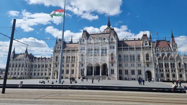 Избирателните секции в Унгария отвориха врати