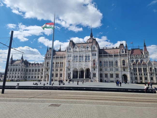 Bulgarian Political Parties React to Hungary Election Results