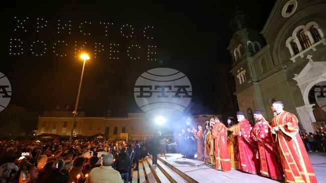 Дронове изписаха „Христос Воскресе" в небето над църквата „Св. св. Кирил и Методий" в Бургас 